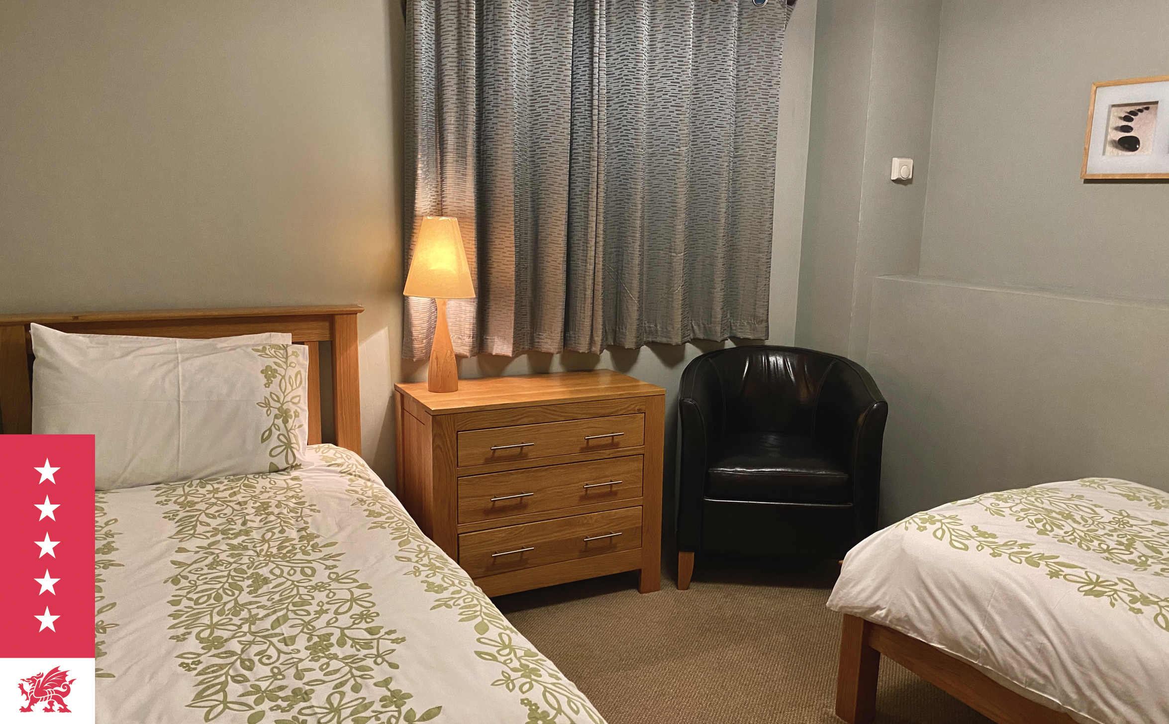 Twin bedroom with en-suite bathroom at The Granary at Harvest Mill